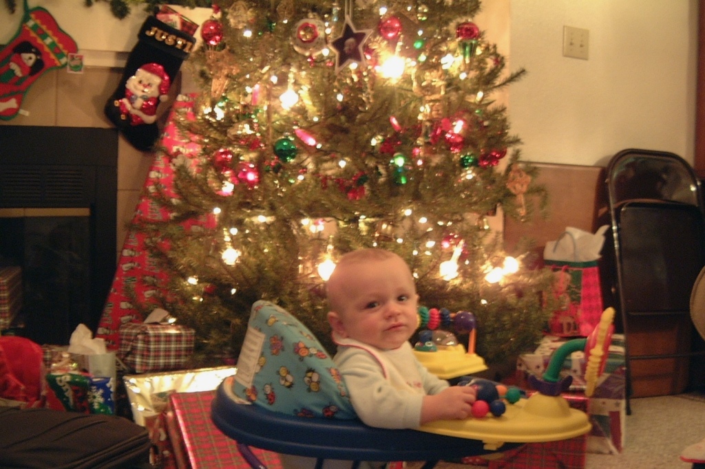 Hildebrand Christmas ScreenSaver/1024x768_2000-12-21-06 Vale ready to open gifts.jpg
